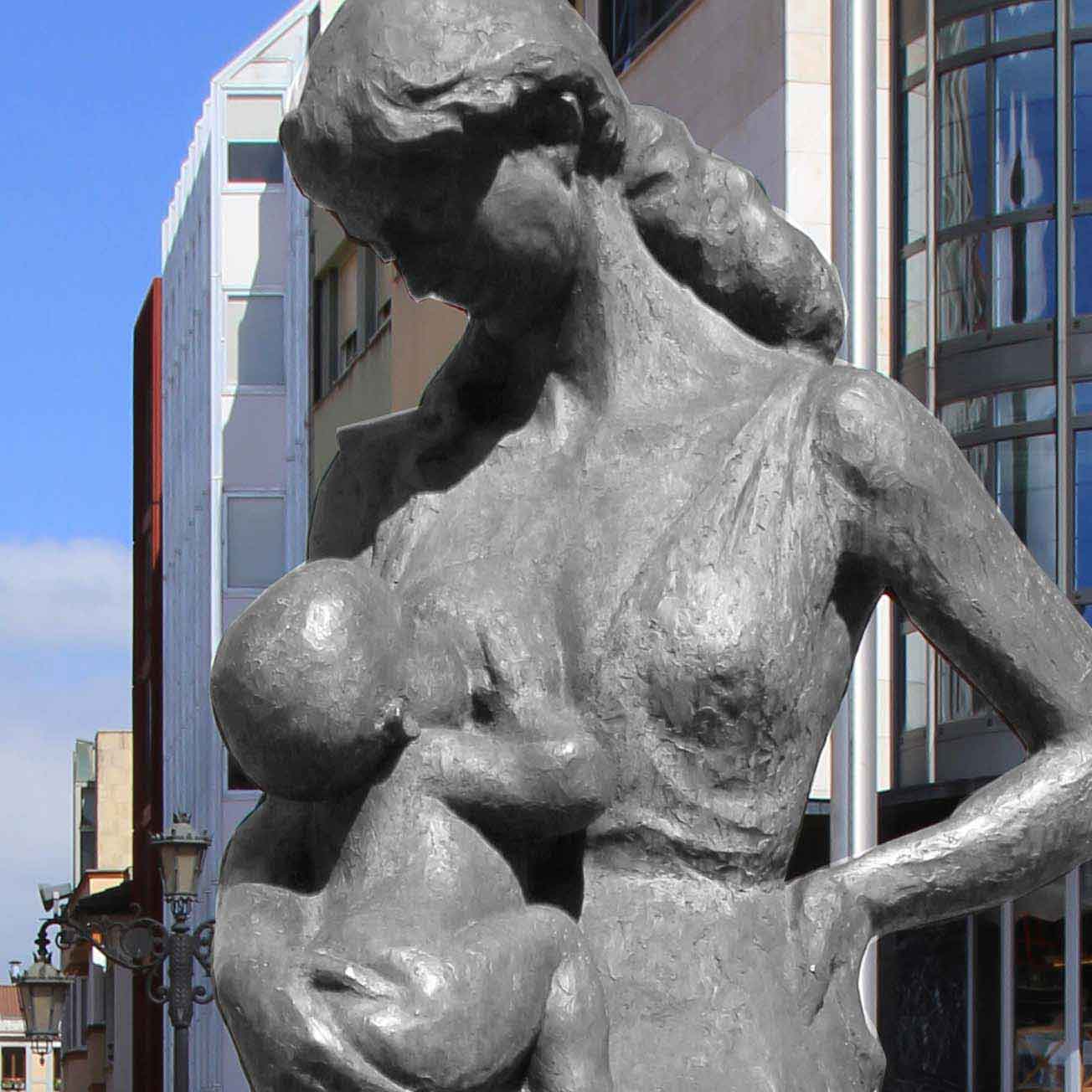 estatua encarna con chiquilin